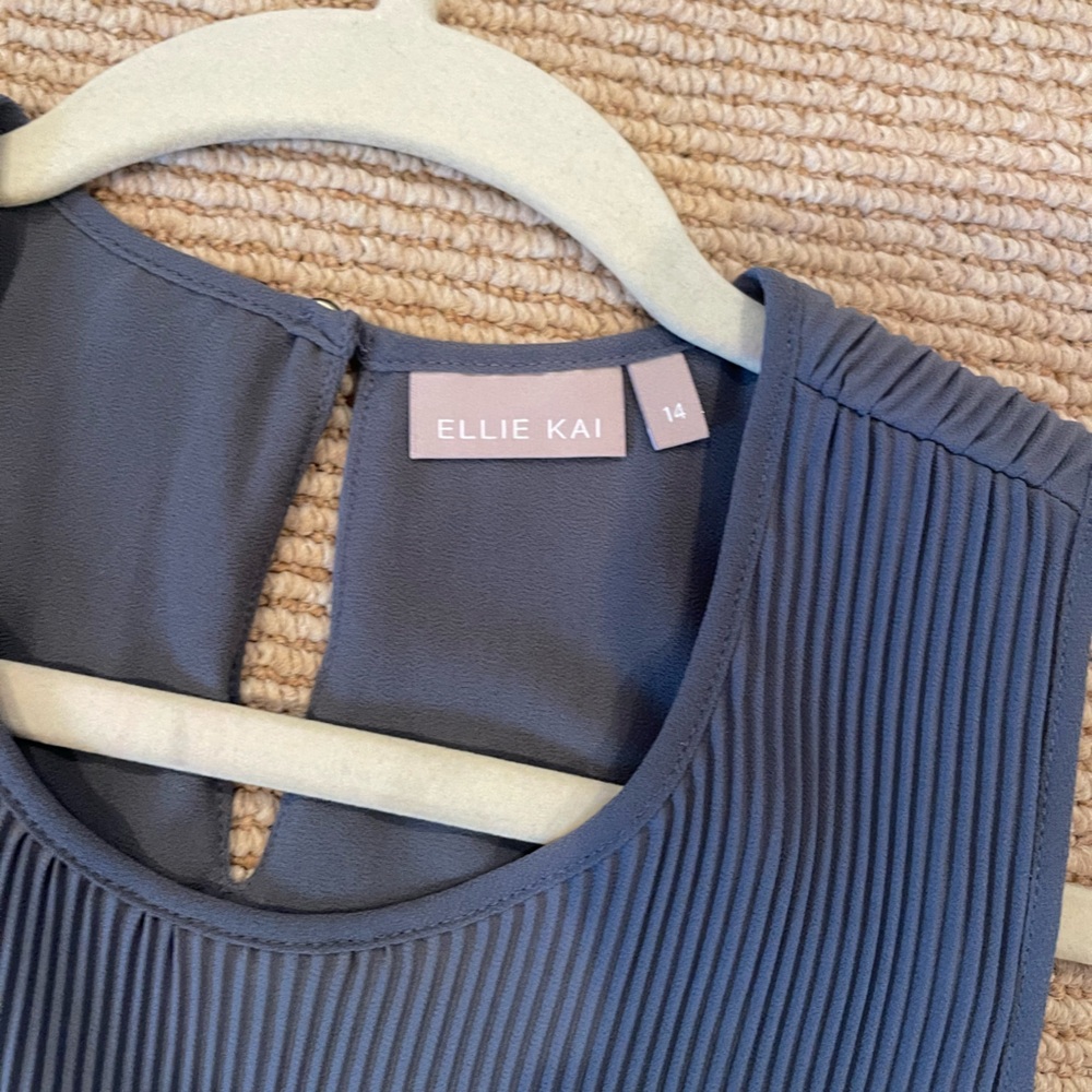 Ellie Kai sleeveless gray crewneck pleated top - Picture 4 of 7